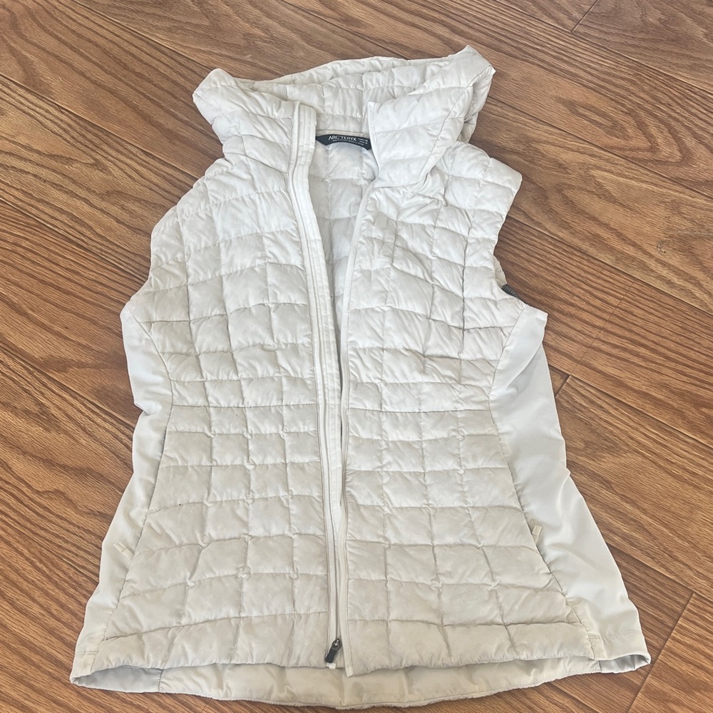 Arc'teryx Women's Quilted Cream Vest - style: Narin